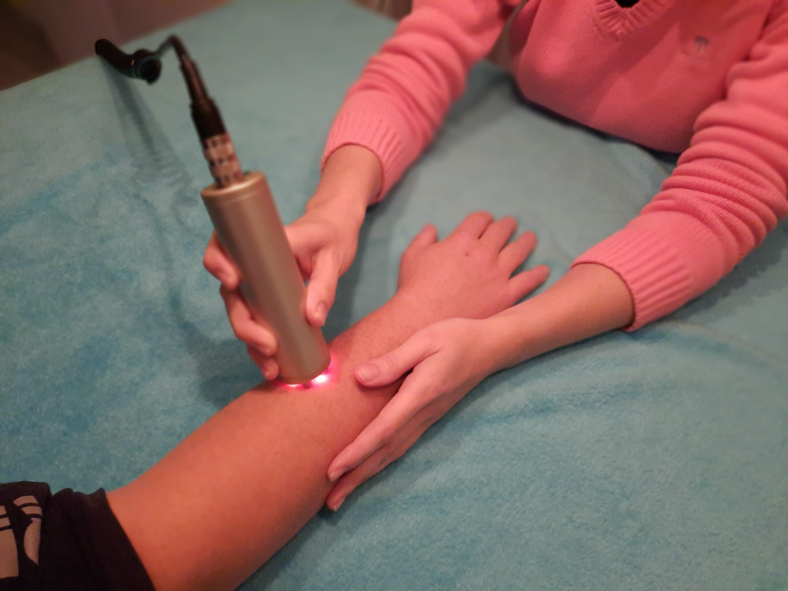 en arm som får behandling med medicinsk laser